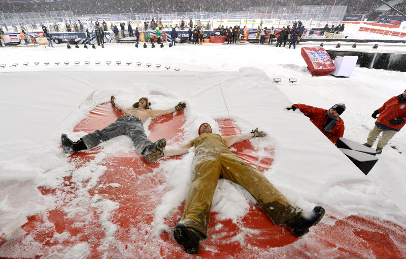 Illustration for article titled Penguins-Blackhawks Made For Lovely, Snow-Filled Photos